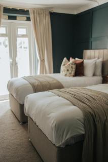 Sleeps 40 luxury house with indoor pool, 3 acres, gym and hot tub - 9