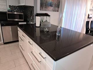 Amazing 3 bedrooms with 3 bedroom apt in the center of Beverly Hills - 6