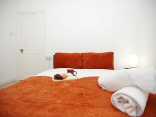 Pentre House By N And N Stays, Contractor and Corporate Friendly, Long Stays, Close to Principality Stadium, Town Centre and Train Station, Parking and Fast Wifi - 1