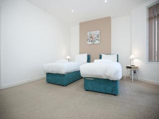 Pentre Place By N And N Stays, Lovely Four Bedroom House in Cardiff, Suitable for Contractors, Corporate & Families, Long Stays, Close to Principality Stadium, Town Centre and Train Station, Free on street Parking and Fast Wifi - 4