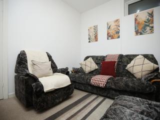 Pentre House By N And N Stays, Contractor and Corporate Friendly, Long Stays, Close to Principality Stadium, Town Centre and Train Station, Parking and Fast Wifi - 3