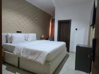 ROSES REGENCY HOTEL AND SUITES - 8