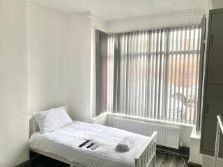 Modern house near Birmingham City Centre - 3