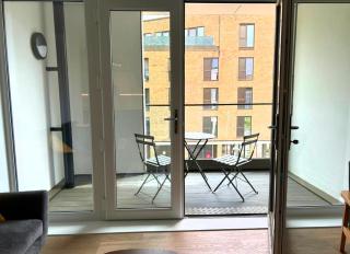 Luxury 2 Bedroom with Gym, Workspace, Balcony, Free Parking and 3 mins walk to train station - 1