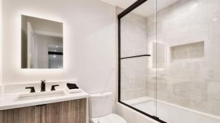 Webster by AvantStay Central Location w Hot Tub and Patio - 5