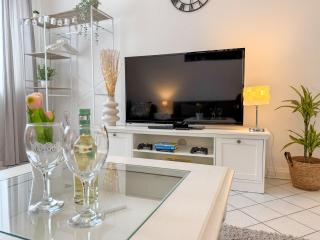 Gockel Homes - Zentral mit Balkon & Netflix - 2