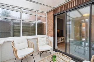 Modern Refurbished 2 Bed House Ideal for Business & Families - 2