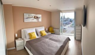 Modern & Sunny City Center Apartment - 9