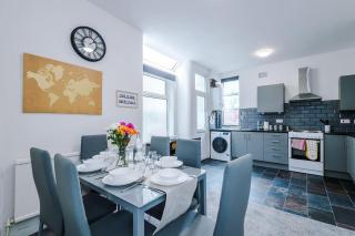 Large 4 bed House Sleeps 8 By Host A Home - 6