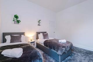Large 4 bed House Sleeps 8 By Host A Home - 6