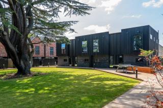 Brand New City Townhouse with Free Parking - 7