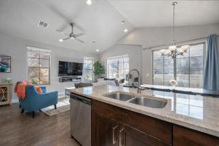 Adventures Base! Family Friendly w heated community pool - Washington - 1