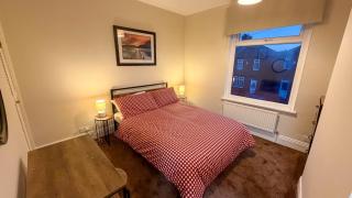 2 Bed House Sleeps 3 - Wifi - Free Parking - 0