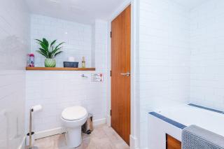 Modern 2BR Flat for 4 Manchester Full Kitchen - 5