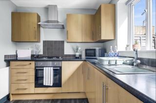 4 Bedroom Stylish House in Central Redditch - 2