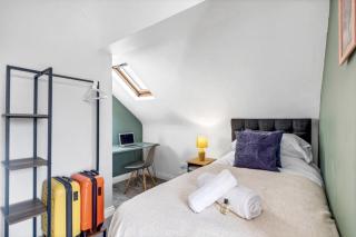 4 Bedroom Stylish House in Central Redditch - 4