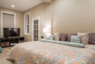 The Wrigleyville Deluxe -Steps from Wrigley Sleeps 10 - 4