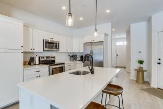 Half-Mi to the Triangle! Chic Emmaus Townhome - 9