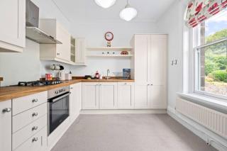 Graceful 3BR 2 Bath Haven in the Peak District - 5