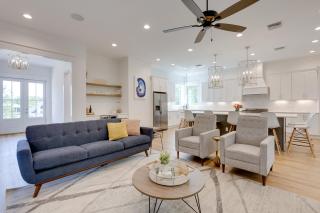 Coastal Waveland House half Block to Pub Beach - 6