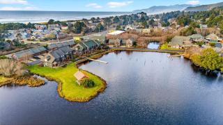 Tides Timber by AvantStay Lakefront Retreat Hot Tub Kayaks Paddleboard Bikes Near Beach - 9