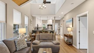 Tides Timber by AvantStay Lakefront Retreat Hot Tub Kayaks Paddleboard Bikes Near Beach - 2