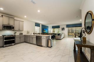 Amazing 8br w pool theater game room by Disney - 5
