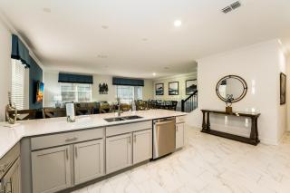 Amazing 8br w pool theater game room by Disney - 9