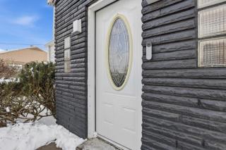 Luxury Retreat-King Bed-Finished Basement-Backyard - 3