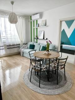 Sunny View 2BR Apartment with Terrace - near VIVO and Amethyst - 0