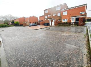 Spacious 3 Bedroom Home Ample Parking Near Shops - 9
