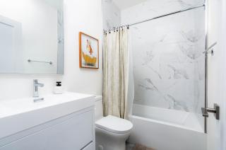 Spacious 2BR near UofT and College - 6