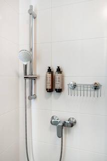 New Bright & Quiet Central Studio Top Floor - 3