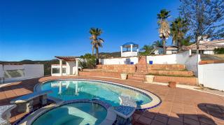 Private Home on 10 Acres - Heated Salt Pool & Jacuzzi, Mountain & City Views, Horseshoes, Basketball, BBQ, Golf Putting, Foosball, Croquet, Bose Stereo, White Cotton Bedding - Hilltop Hacienda, Pool Heat Optional - Jamul - 7