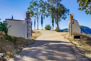Private Home on 10 Acres - Heated Salt Pool & Jacuzzi, Mountain & City Views, Horseshoes, Basketball, BBQ, Golf Putting, Foosball, Croquet, Bose Stereo, White Cotton Bedding - Hilltop Hacienda, Pool Heat Optional - Jamul - 4