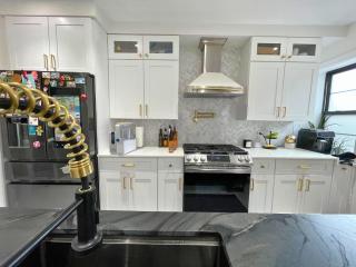 Great location with parking, 10 min to LGA & subway - 3