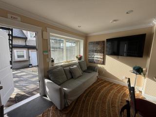 Cozy 2 Bdrm suite in the Heart of Renfrew Heights - 8