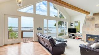 Madrona Beach House by AvantStay Waterfront Home - 5