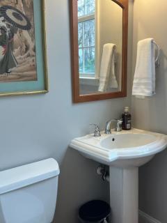 25 Lux Room 2 - 1 Queen Bed, Shared Bathroom - Nonsmoking - 4