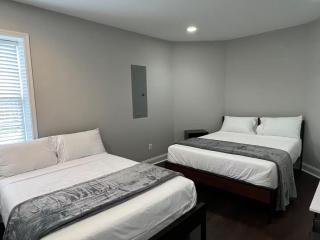25 Lux Room 7 - 2 Queen Beds, Shared Bathroom - Nonsmoking - 8