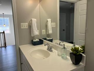 25 Lux Room 4 - 2 Queen Beds, Shared Bathroom - Nonsmoking - 4