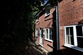 7 Minutes to City Centre - Contractors Accommodation - Your own 2 Houses connected to each other with 5 Double Bedrooms in Quiet Private Road - 7 Beds, 2 Kitchens, 2 Lounges, 3 Bathrooms, Free off Street Parking Cars & Vans - 8