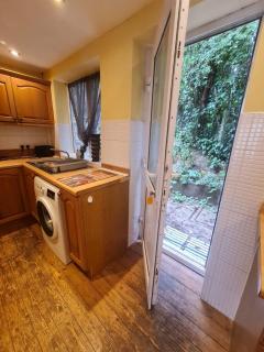 7 Minutes to City Centre - Contractors Accommodation - Your own 2 Houses connected to each other with 5 Double Bedrooms in Quiet Private Road - 7 Beds, 2 Kitchens, 2 Lounges, 3 Bathrooms, Free off Street Parking Cars & Vans - 1