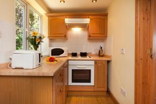 7 Minutes to City Centre - Contractors Accommodation - Your own 2 Houses connected to each other with 5 Double Bedrooms in Quiet Private Road - 7 Beds, 2 Kitchens, 2 Lounges, 3 Bathrooms, Free off Street Parking Cars & Vans - 2