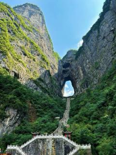 Zhangjiajie Giant Screen Projection Hotel - The hotel is located in the center of Wulingyuan National Scenic Spot District The hotel provides proxy provide of scenic spot tickets and tour guide services - 3