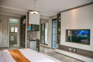 French Unit - 1st floor sleeps 2 - 4