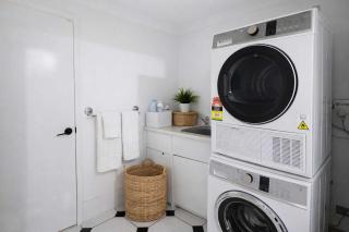 Beachside 2BR Apartment Townsville 1 Min Walk to The Strand with Parking - 2