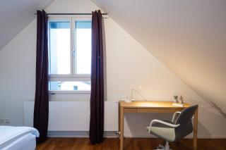 STAYY WarmWood Maisonette Family and Business Suite - Cozy Apartment with 24h Self Check-in - free Parking - Wifi - Kitchen - Laundry - 25' City Center - 8