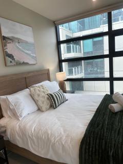 CBD 3Brm Apt with Pool, Gym and CBD Skyline Views - 7