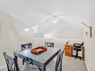 Cozy 3BR Home with Loft & BBQ in Fort Walton - 3